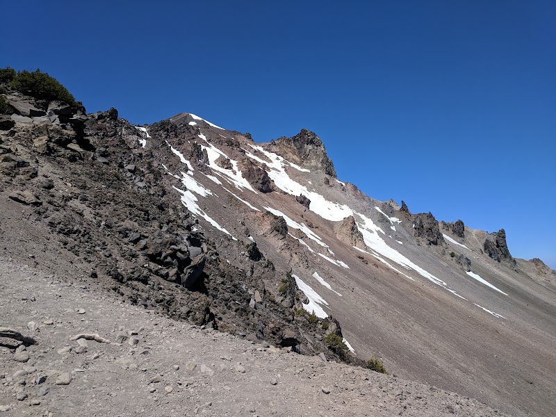 Majestic Mountain Peaks: Mount McLoughlin surrounding landscape