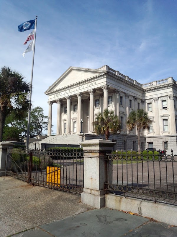 Historic Walking Tour of Charleston surrounding landscape