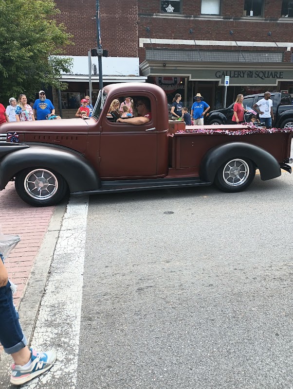 Gallery On the Square: Artistic Charm in Franklin, KY surrounding landscape