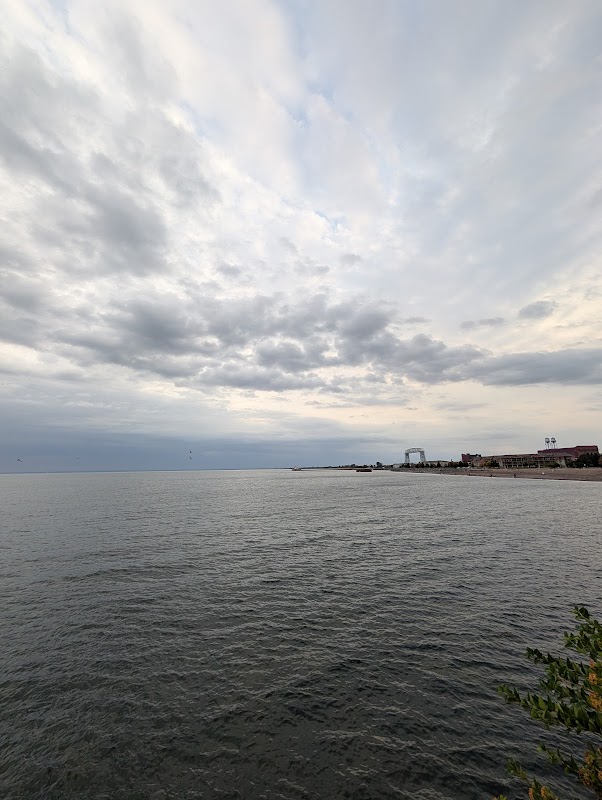 Scenic Lakewalk in Duluth: A Lakeside Gem surrounding landscape