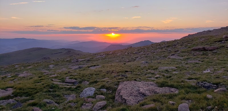 Majestic Ascent: Longs Peak - Keyhole Route surrounding landscape
