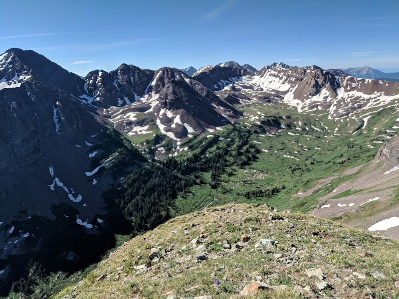 Awe-Inspiring Peaks of Maroon Peak surrounding landscape
