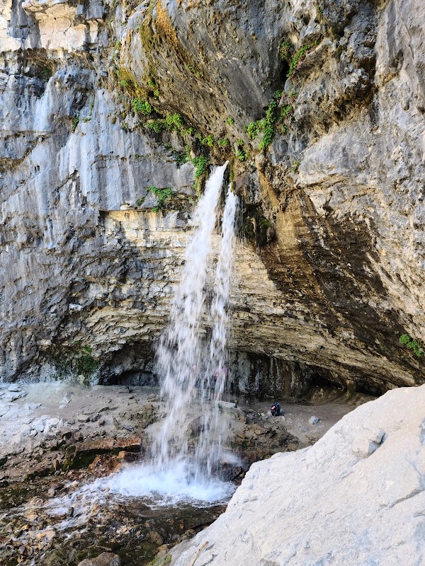 Hiking Jewel: Hanging Lake Trailhead surrounding landscape