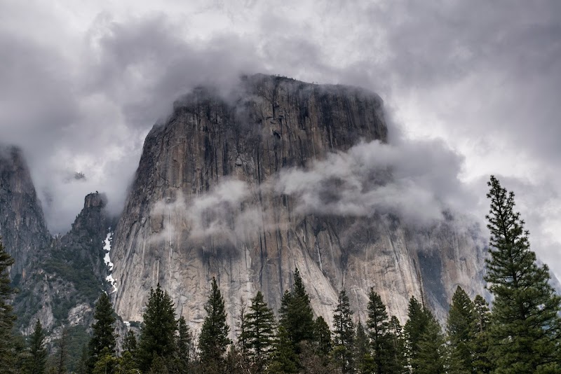 Climbing America's Natural Giant: El Capitan in Yosemite surrounding landscape