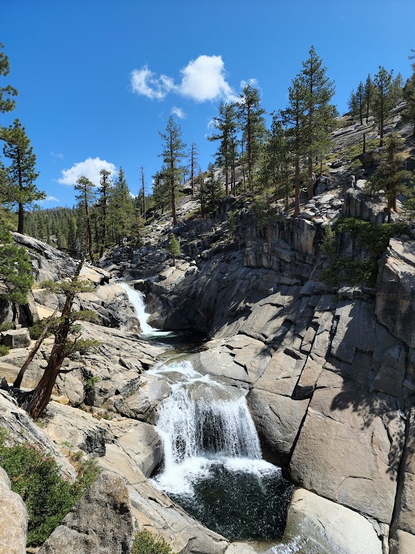 Majestic Yosemite Falls: A Natural Wonder in California surrounding landscape