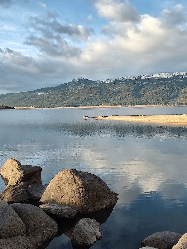 Idyllic Lakeside Getaway: Crown Point Trailhead, Cascade, Idaho - Crown Point Trailhead