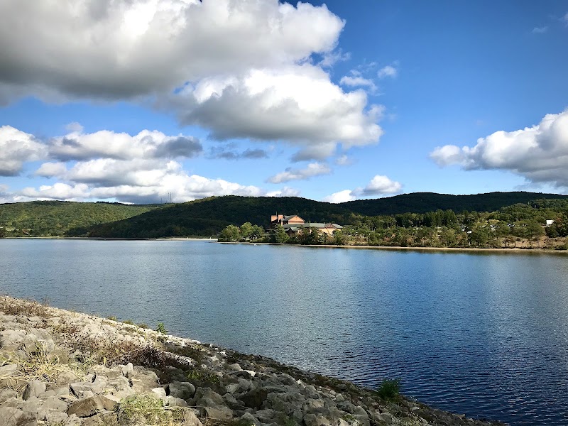 Scenic Trails Along Cumberland's Lakeside Loop surrounding landscape