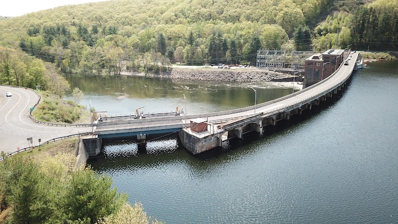 Lakeside Bliss at Lake Zoar, Connecticut surrounding landscape