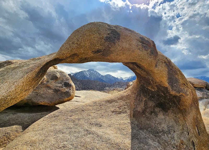 Rocky Wonders of Alabama Hills surrounding landscape