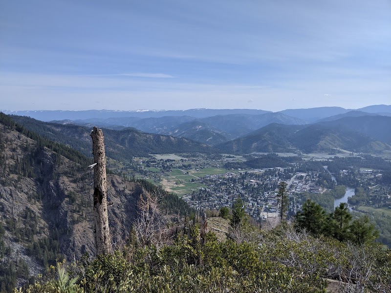 Hiking Adventures at Icicle Ridge Trailhead surrounding landscape