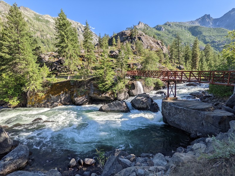 Serenity at Snow Lakes: Leavenworth's Scenic Gem surrounding landscape