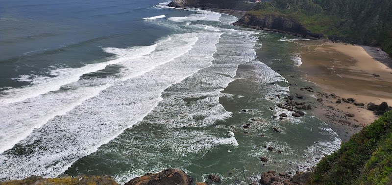 A Scenic Escape: Umpqua Lighthouse Viewpoint - Umpqua Lighthouse Viewpoint