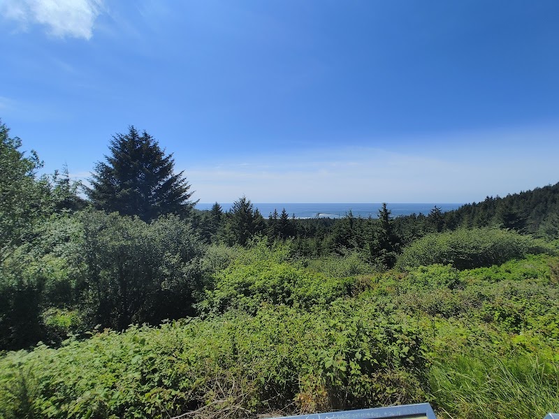 A Scenic Escape: Umpqua Lighthouse Viewpoint - Umpqua Lighthouse Viewpoint
