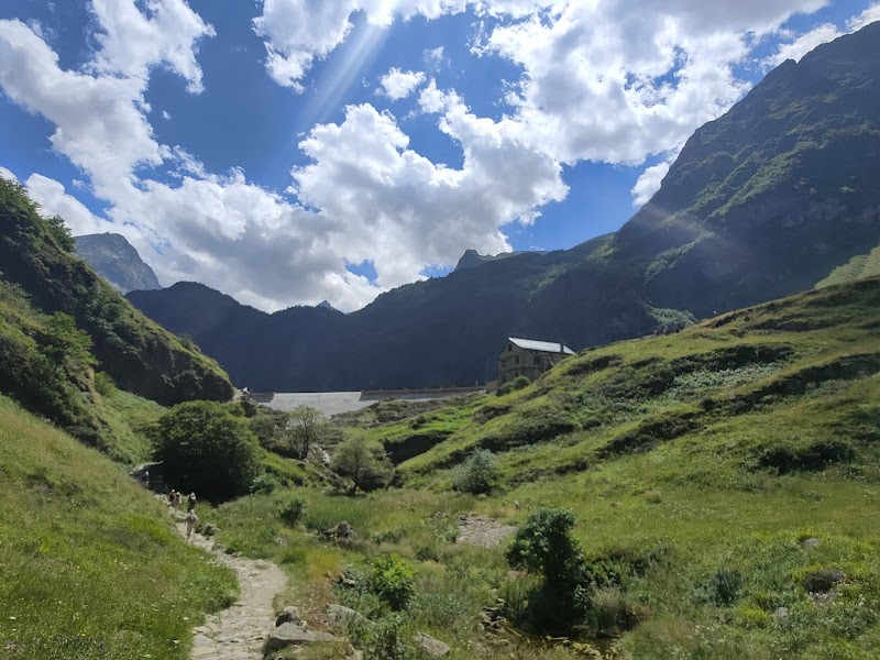 Lac d'Oô: The Jewel of the Pyrenees surrounding landscape