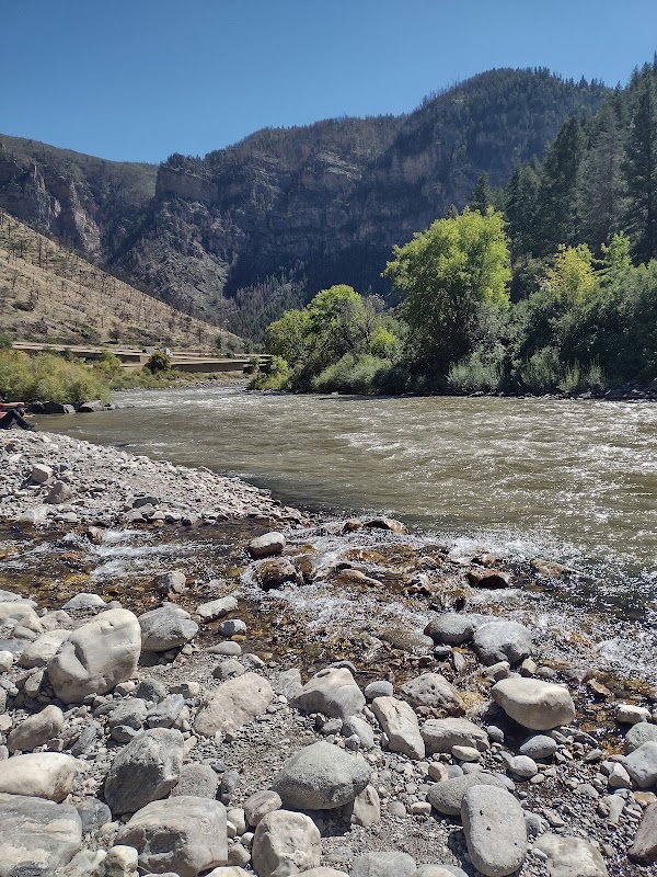 Serenity by the Stream: Grizzly Creek Trailhead surrounding landscape