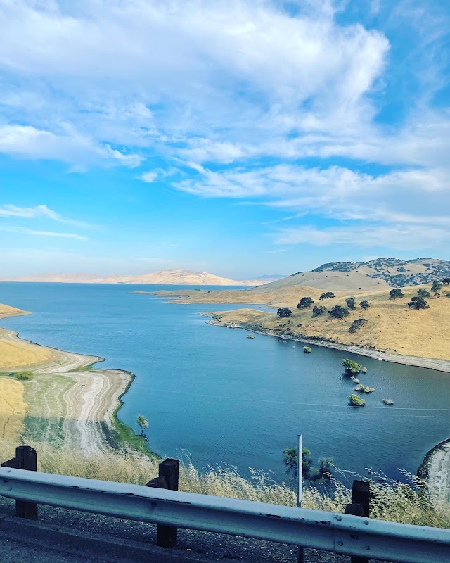 Water Paradise: San Luis Reservoir surrounding landscape