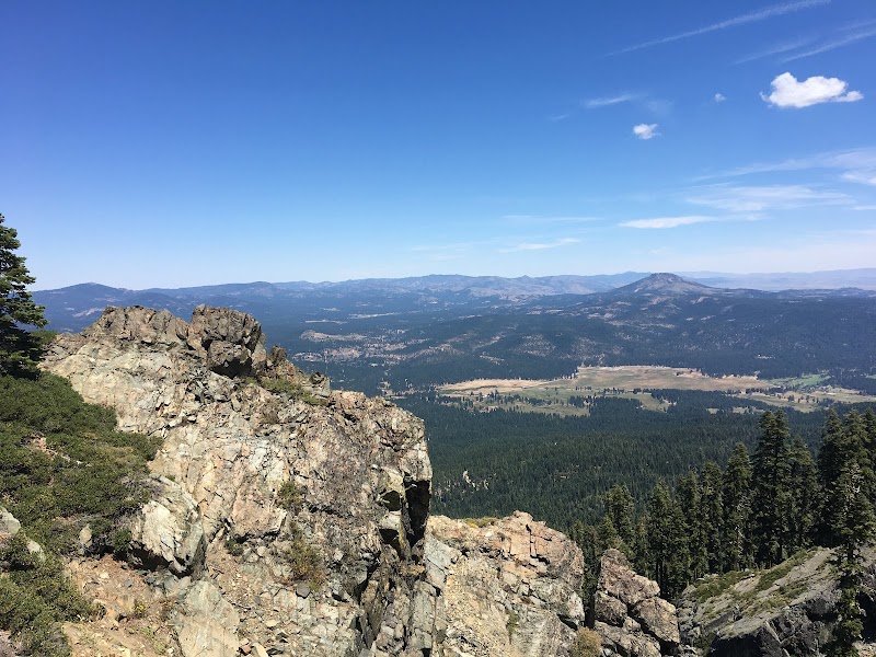 Discover the Tranquil Beauty of Plumas National Forest surrounding landscape
