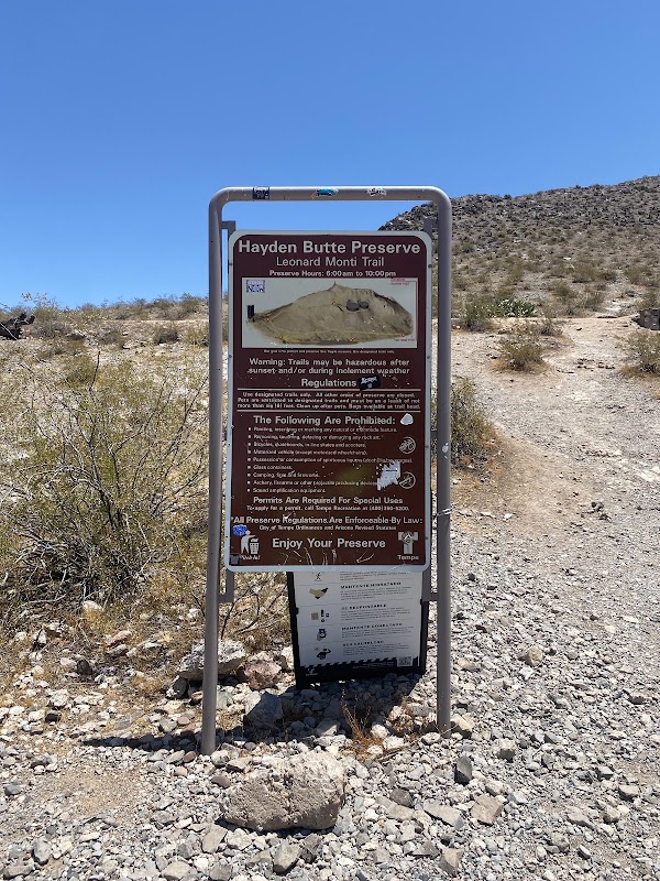 Hiking the Unique Tempe Butte in Arizona surrounding landscape