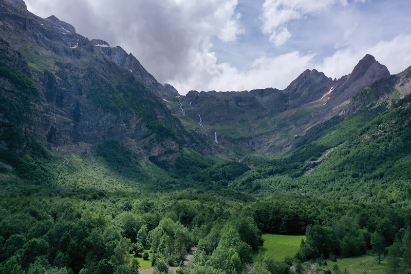 Discover the Majestic Cascada del Cinca surrounding landscape