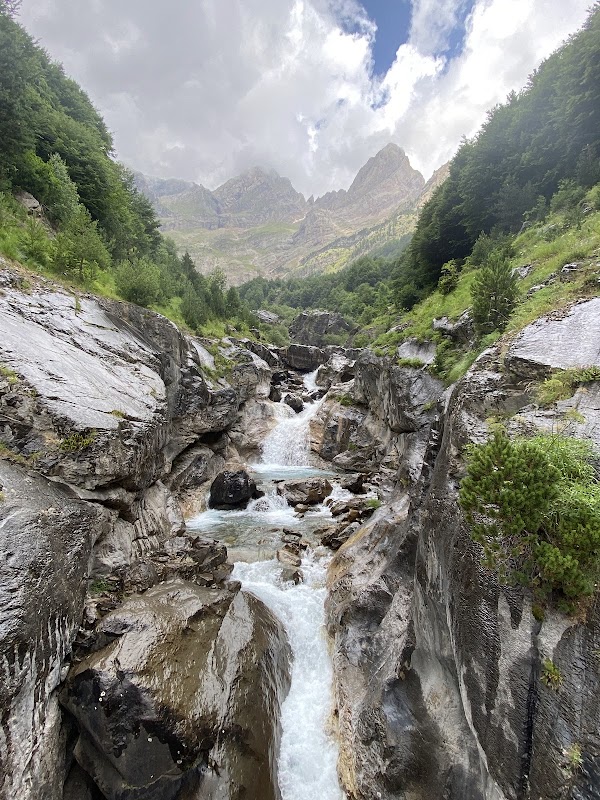 Discover the Majestic Cascada del Cinca outdoor detail