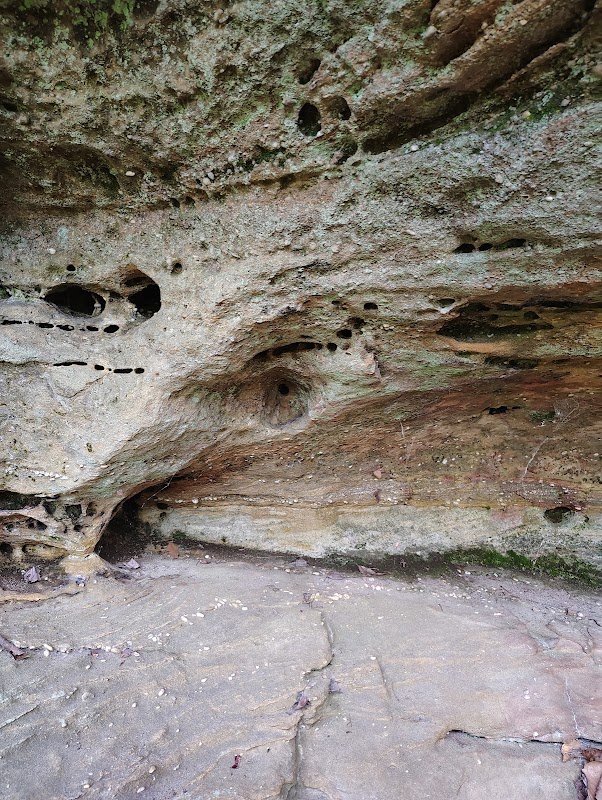 Natural Arch Wonders: Parkers Lake outdoor detail