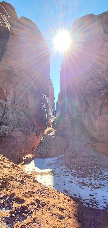 Towering Echoes: Discover Tower Arch in Moab surrounding landscape
