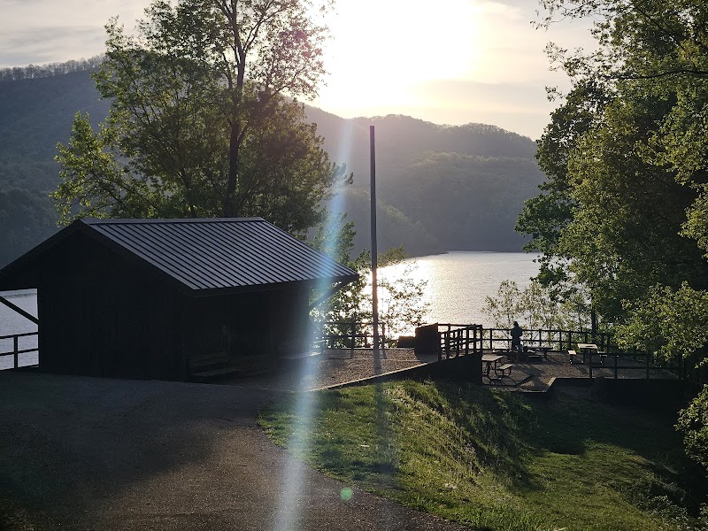 Nature's Escape at Fontana Dam Shelter outdoor detail