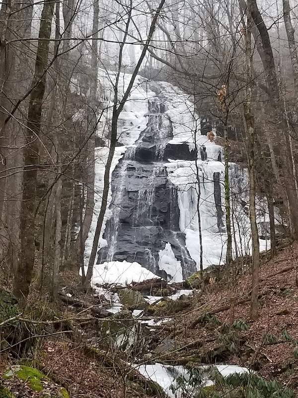 Roaring Spout Falls: A Cascade Gem in North Carolina surrounding landscape