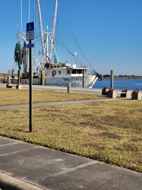 Serene Waterfront Retreat: Battery Park in Apalachicola surrounding landscape