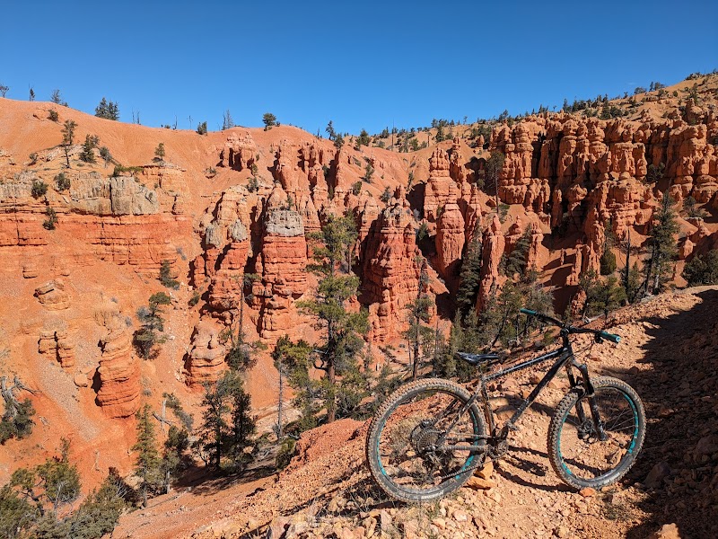 Striking Desert Terrain at Thunder Mountain Trailhead, Utah surrounding landscape