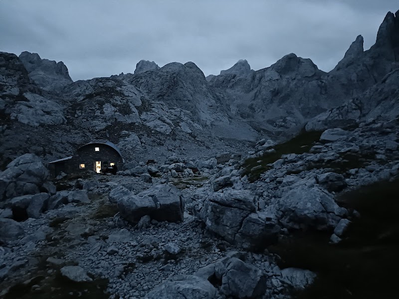 Mountain Refuge and Peak Adventure at Refugio Jou de los Cabrones - Refugio Jou de los Cabrones