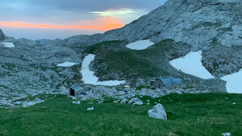 Mountain Refuge and Peak Adventure at Refugio Jou de los Cabrones - Refugio Jou de los Cabrones