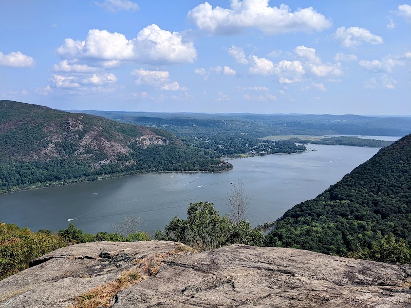 Hiking the Scenic Summit at Storm King State Park—Howell Trailhead outdoor detail