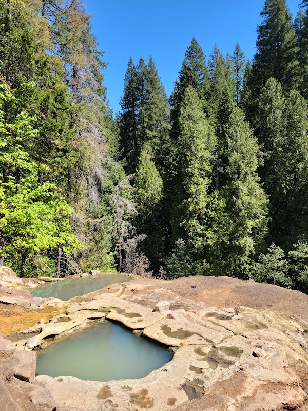 Natural Hot Springs Retreat: Umpqua Hot Springs, Oregon surrounding landscape