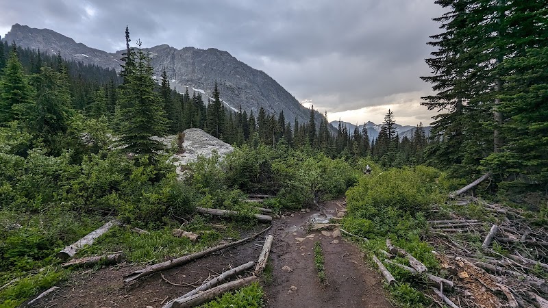 Hiking to Blue Lake Trailhead Near Winthrop, WA surrounding landscape