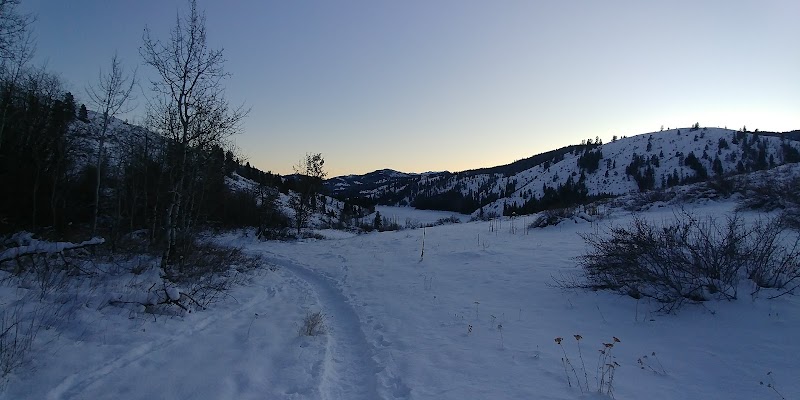 Scenic Hiking at Patterson Mountain Trailhead near Winthrop, WA surrounding landscape