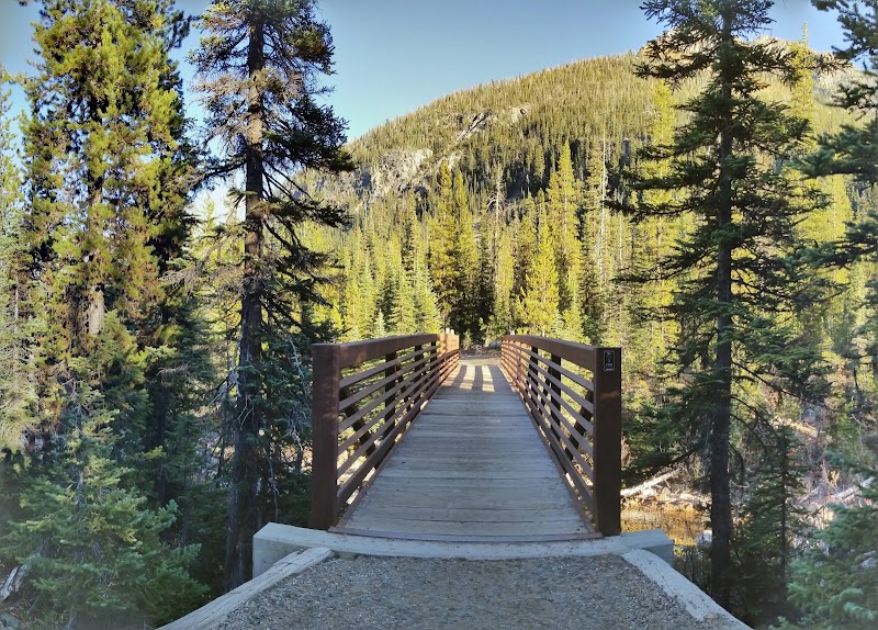 Scenic Hiking at Cutthroat Trailhead near Winthrop, Washington surrounding landscape