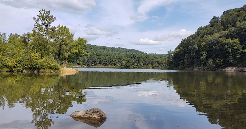 Scenic Water Escape at Cave Run Lake, Kentucky surrounding landscape
