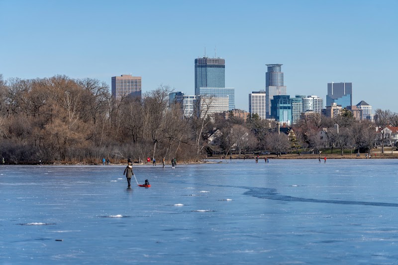 Scenic Serenity at Lake of the Isles, Minneapolis surrounding landscape