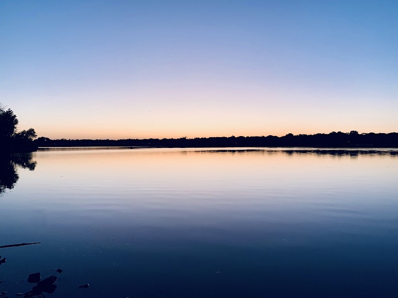 Scenic Lakeside Retreat at Lake Nokomis surrounding landscape