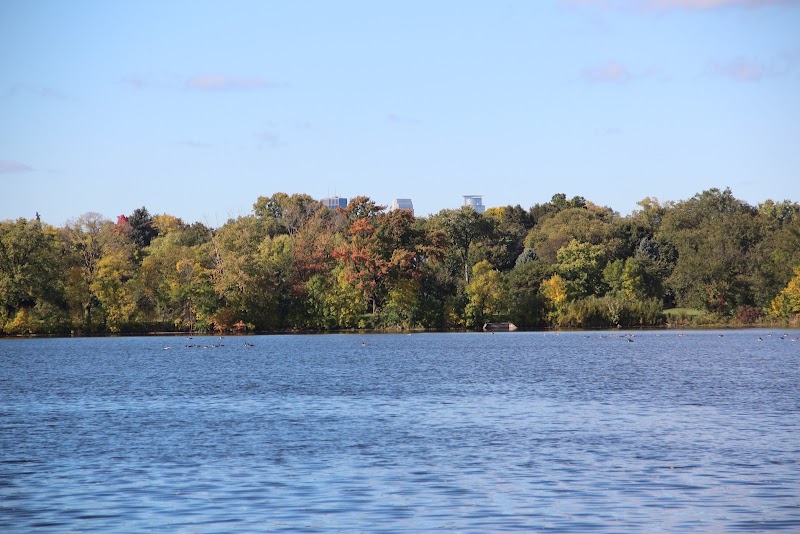Lakeside Calm at Lake Hiawatha in Minneapolis surrounding landscape