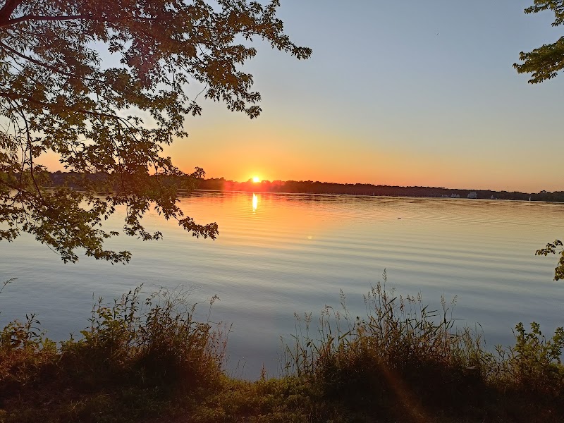 Lake Harriet South Beach: Urban Lakeside Retreat in Minneapolis surrounding landscape