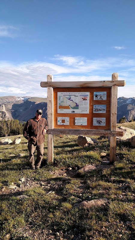 Adventure and Scenic Beauty at Hellroaring Plateau Trailhead surrounding landscape