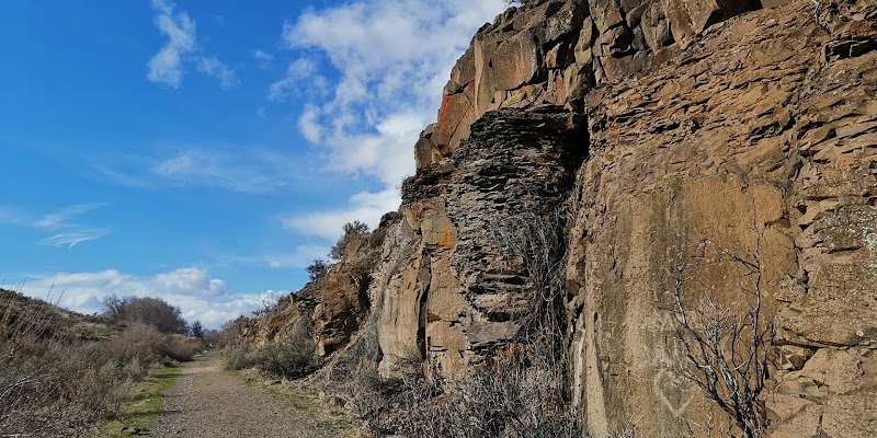 Canyon Hiking at Cowiche Canyon Trail East Trailhead - Cowiche Canyon Trail East Trailhead