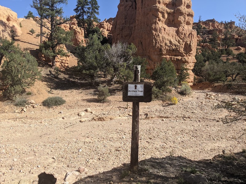 Natural Rock Arch Adventure at Arches Trailhead, Panguitch, Utah surrounding landscape