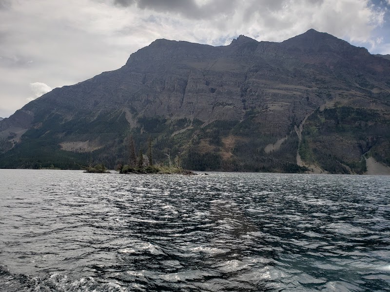 Glacier National Park’s Wild Goose Island: Stunning Lake & Mountain Views surrounding landscape