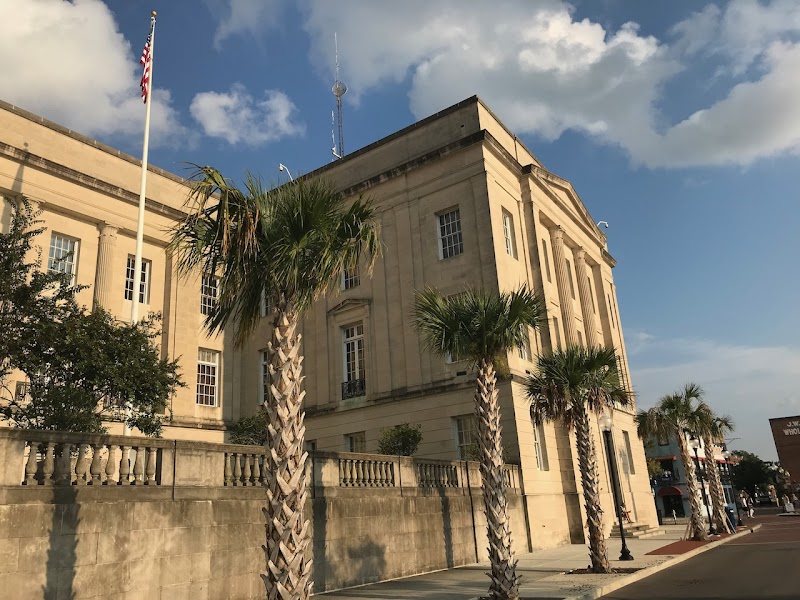 Scenic Waterfront Walk in Wilmington, NC - Wilmington Riverwalk