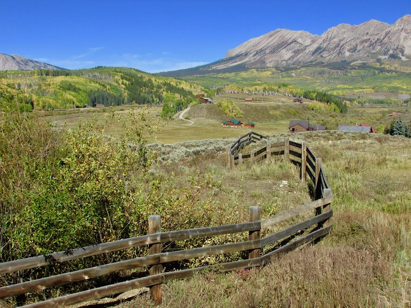 Aspen Colors & Mountain Views at Ohio Pass outdoor detail